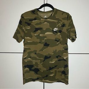 Nike Sportswear Green Camo Logo Men’s Tee Medium